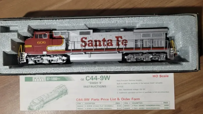 Locomotiva HO Kato C44-9W Dash 9 Santa Fe #606