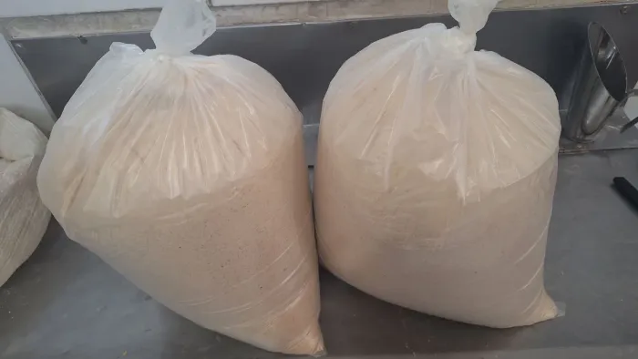 Vendo Farinha de rosca;pacote com 10kg por apenas R$50!!Entrego no bairro Cajuru!