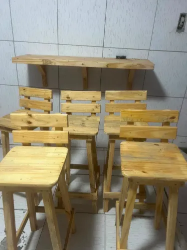 Mesas de canto e cadeiras