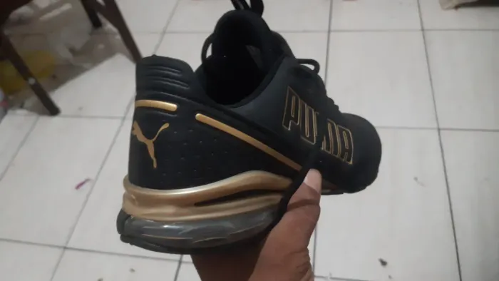 Vendo tênis puna novo preto e dourado  ele tem nota e caixa  ele é original não é réplica 