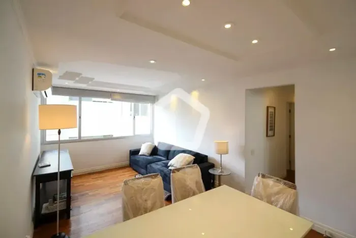 Apartamento charmoso em Jardim Paulista com piso de madeira e janelas amplas