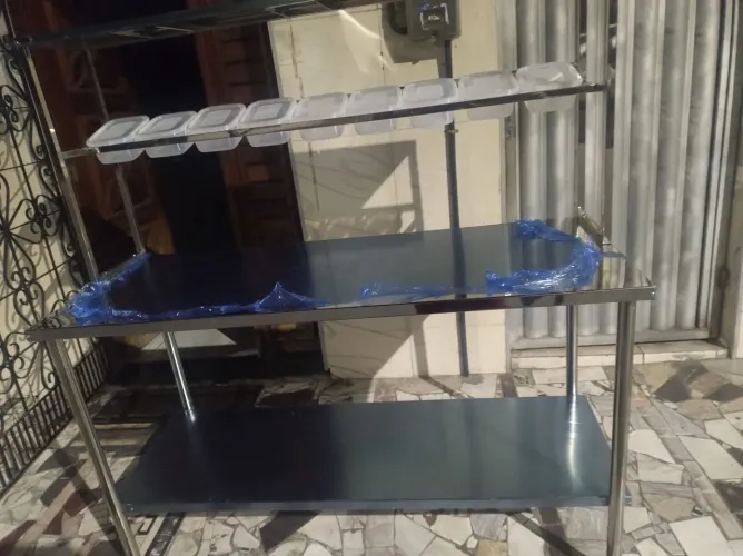 Mesa inox com imitadeira com 9 Cuba valor r$ 2.200 mais informação WhatsApp *33