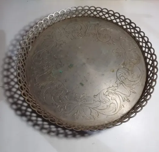 Bandeja de metal grande (pezinho quebrado, mais não fica bamba)