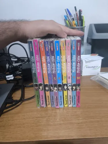 Coleção do Manga Mieruko-Chan 1 ao 10 volumes, maioria lacrado.