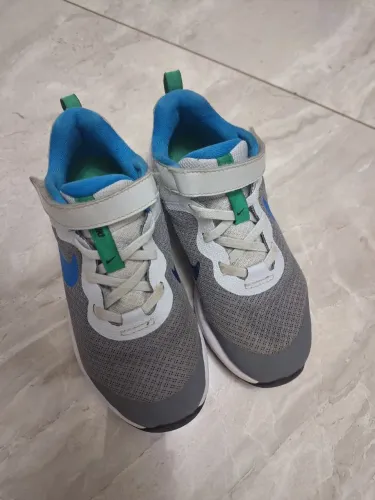 Tenis marca Nike Revolution n 32. Praticamente novo!