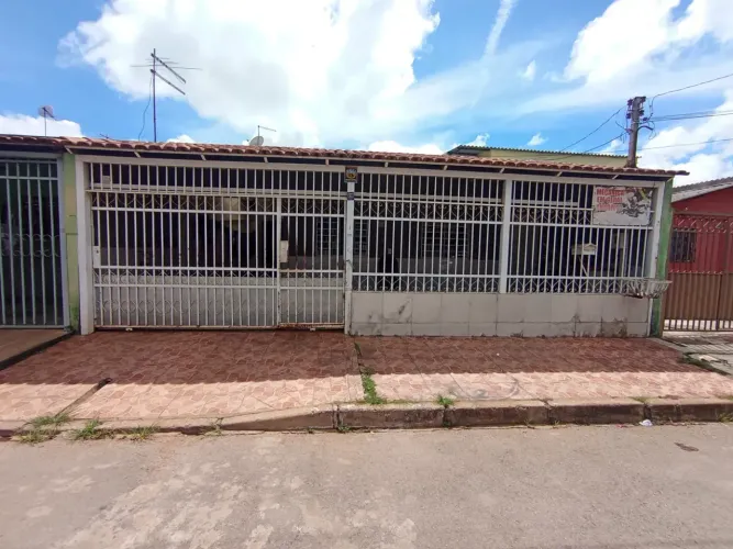 QNM 36 VENDO CASA ESCRITURADA NA MLHOR QUADRA EM TAGUATINGA CONFIRA.