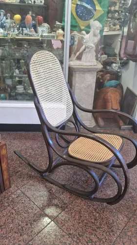 Belíssima e Antiga Cadeira de Balanço retirar na Savassi 