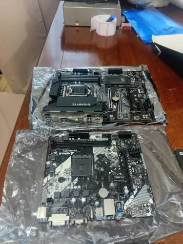 Duas placas mae gigabyte
