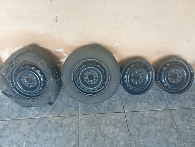 Rodas aro 13, pneus não prestam, também vendo só uma ou duas
