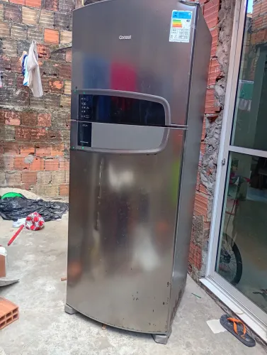 Geladeira apenas o problema dela é que tá criando gelo no congelador atrás e não tá gela