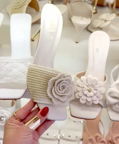 PROMOÇÃO sandália aplique Flor off white, salto dourado . Tendência