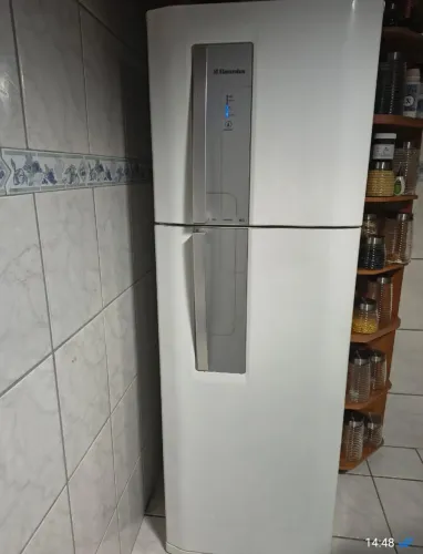 Geladeira Eletrolux 220 v caso sua voltagem seja 127v vai junto transformador