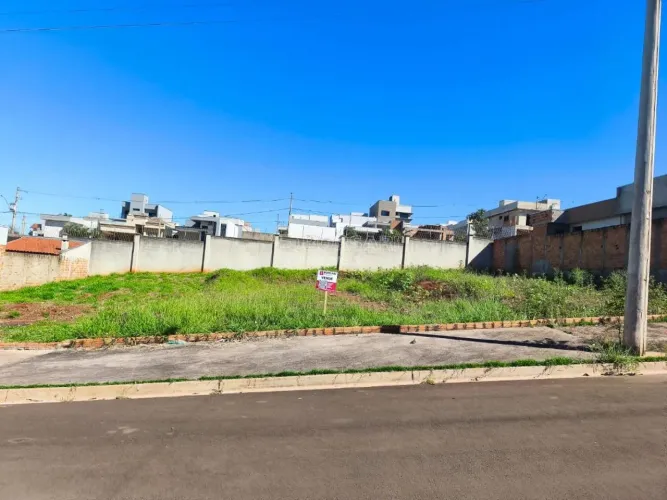 Venda de Terreno / Padrão na cidade de Araraquara