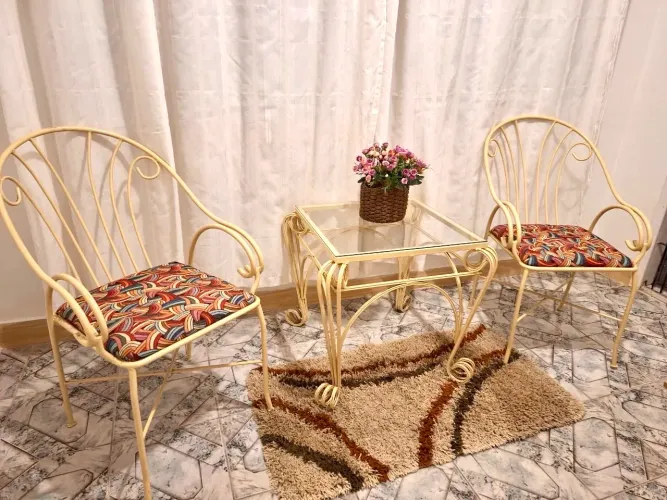 Conjunto Retrô de Cadeiras de Ferro com Estofado Gobelin + Mesa de Vidro