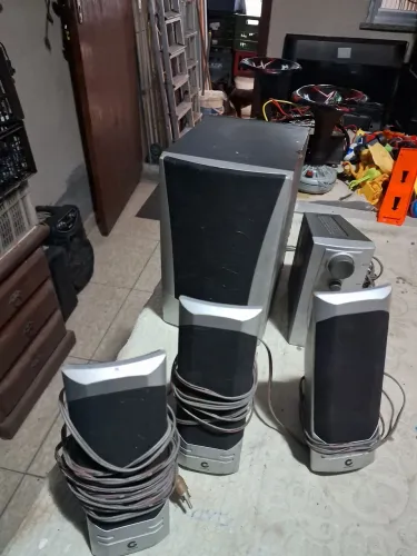 Caixas da som. Nao sei se esta funcionando. Serve para consertar ou retirada de peças 
