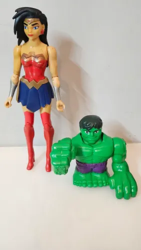 Mulher-Maravilha e Hulk<br>? Hulk gigante articulado