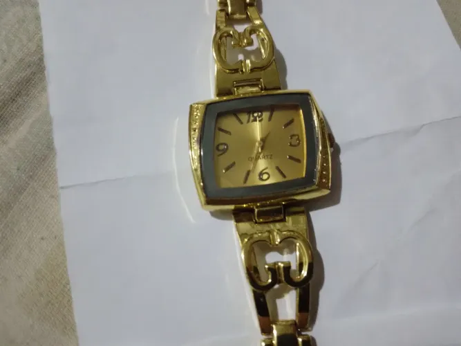 Relógio quartz, dourado,novo .