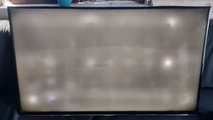 Tv com defeito retirada de peças