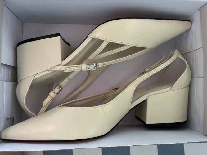 Scarpin arezzo branco 
