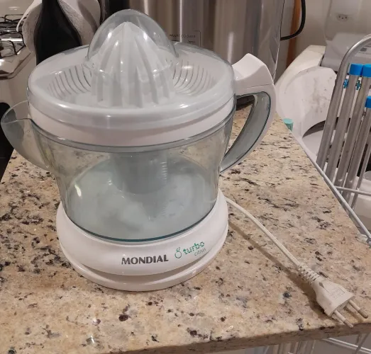 Espremedor de frutas Mondial excelente estado