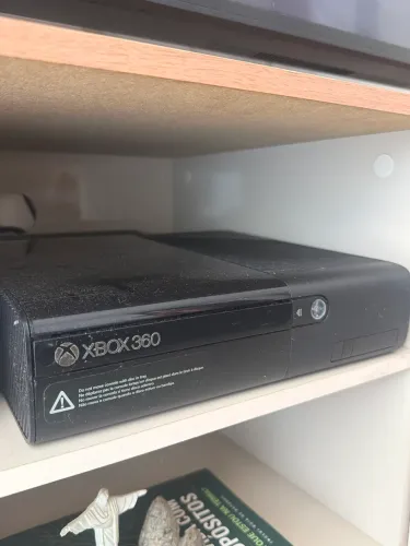 Xbox 360 desbloqueado com kinect,controles e alguns jogos! Ótimo estado!