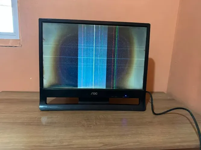 2 Monitores AOC, O AOC E966SWN é um monitor de LED com tela Widescreen de 18,5 polegadas, 