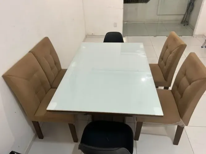 Vendo Conjunto de mesa com 04 cadeiras, retangular tampo de vidro sobreposto