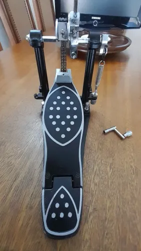 Pedal de bumbo. Bateria. Reforçado.Corrente dupla.