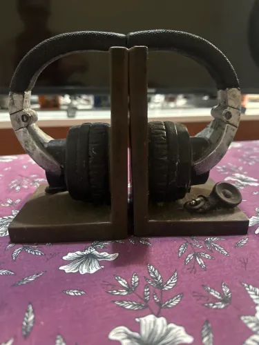Aparador de livros formato fones de ouvido