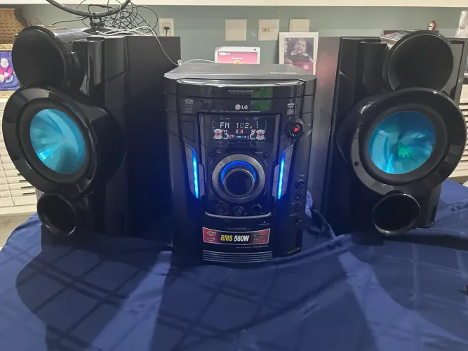 Som LG 560w RMS, 3 CDs, Tape Deck, AM/FM, USB, MP3, 2 caixas potentes!