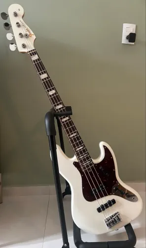 Baixo Fender Jazz Bass Adam Clayton - White Refinish com Bag Fender