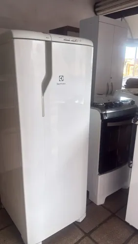 Geladeira Electrolux 240L