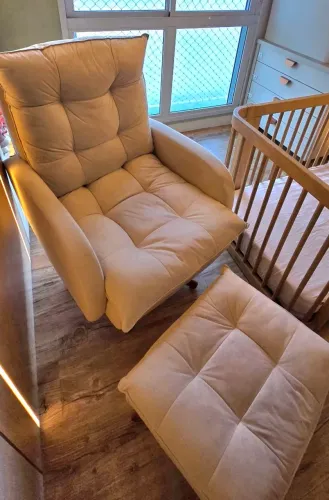 Poltrona de Amamentação Gariani Baby em Suede Creme + Puff/Apoio para Pés