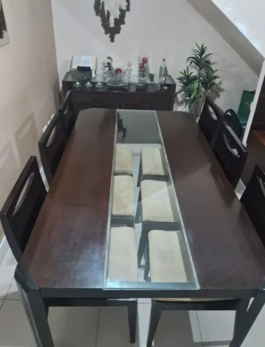 Conjunto mesa de Jantar em madeira maciça com 6 cadeiras