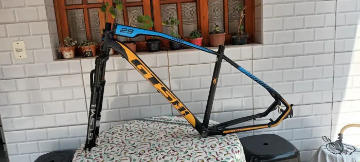 Quadro GTSM1 19 com Garfo Suspensão