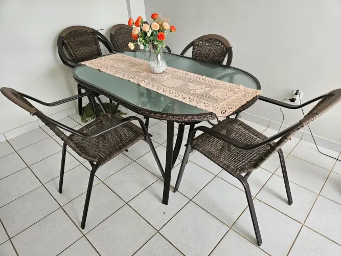 Conjunto de mesa e cadeiras de jardim