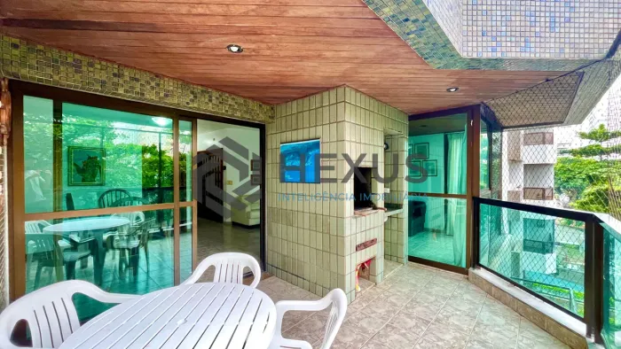 Apartamento reformado com varanda gourmet e lazer nas Pitangueiras, Guarujá