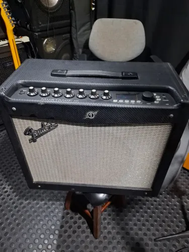 Amplificador Fender Mustang III de 100 watts com efeitos.