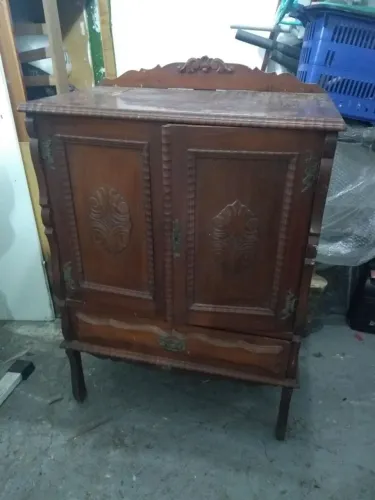 Cristaleira antiga com porta