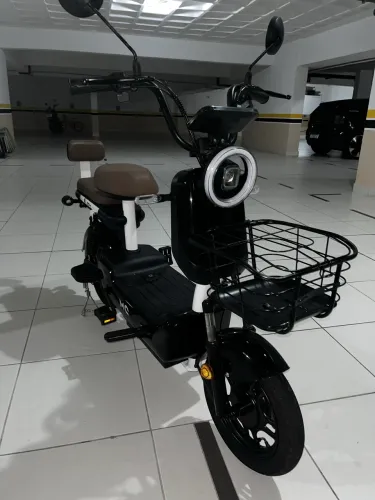 Moto elétrica preta Chefe Sul modelo Joy 500W