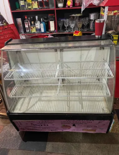 Balcão pista seca ótima pra vitrine bolos quitanda