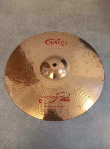 ## Prato de bateria Orion Revolution Medium Crash 16, bronze B10, novíssimo, oportunidade!