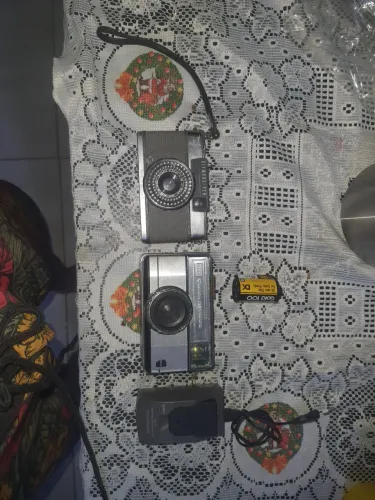 vendo  cameras antigas um carregador e uma bateria