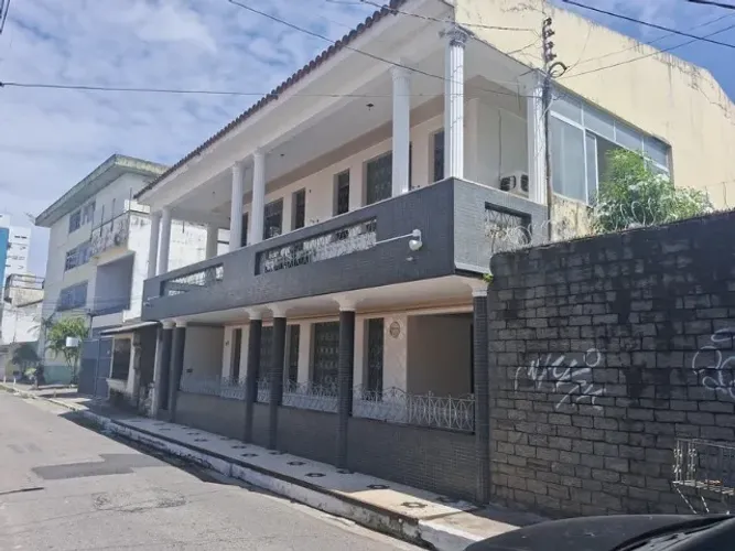 Aluga-se imóvel comercial, Bairro Campina, em Belém-PA.