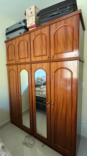 Guarda-roupa de madeira com espelhos