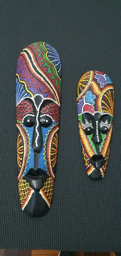 MASCARA AFRICANA DE MADEIRA PINTADA A MÃO DECORAÇÃO