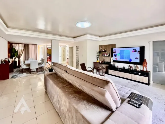 Linda casa com móveis sob medida à venda, no Centro de Blumenau!