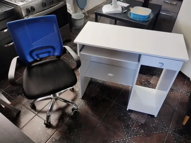 Mesa + Cadeira de escritório