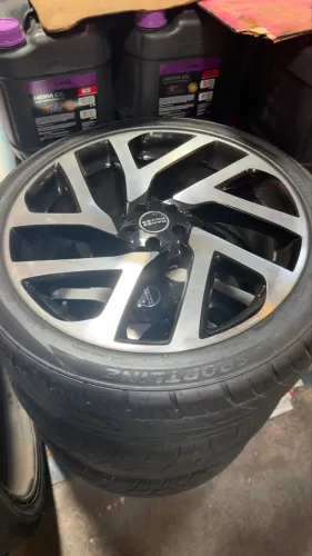 Roda 22 com Pneu 265/40/22 conjunto completo