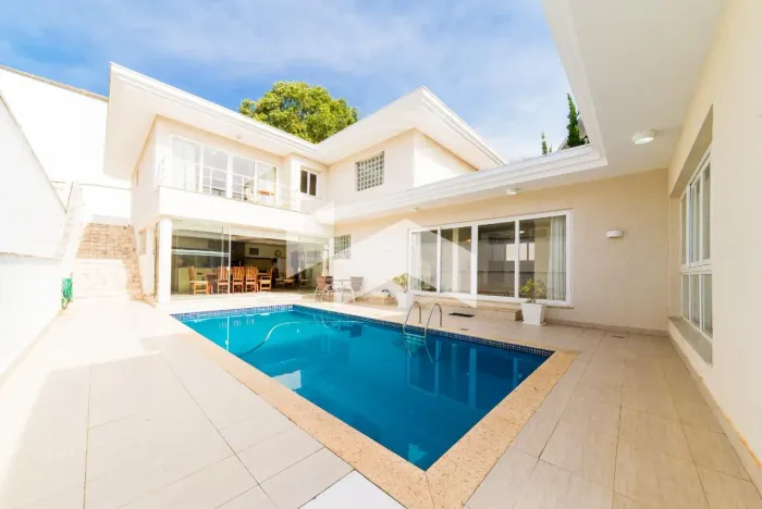 Casa de condomínio com 431.49 m², 4 quartos sendo 4 suítes para alugar no bairro Taboão.